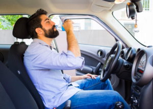 beber agua aprovechando los descansos en el coche